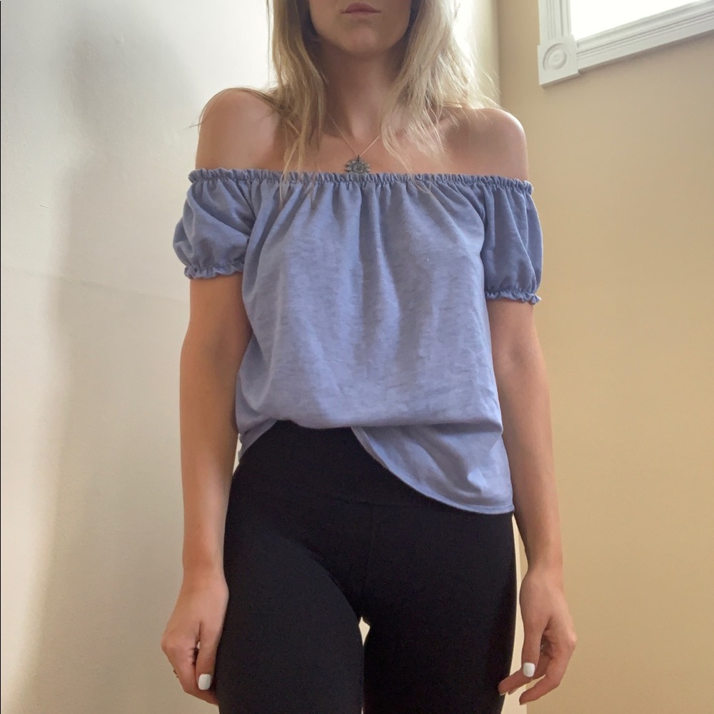 Off-the-shoulder tee
